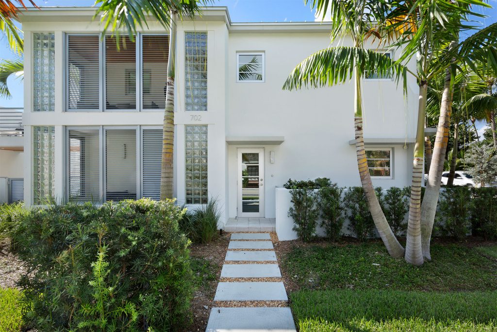 Marina District Estate
SOLD
702 SE 1st Street Delray Beach, Florida
BEDS 3 / BATHS 3