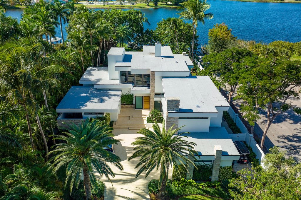 Lake Ida Estate
SOLD
 1080 Lake Drive, Delray Beach, Florida
BEDS 5 / BATHS 4.2