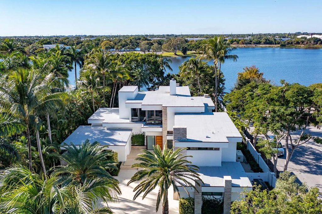 Lake Ida Estate
SOLD
 1080 Lake Drive, Delray Beach, Florida
BEDS 5 / BATHS 4.2